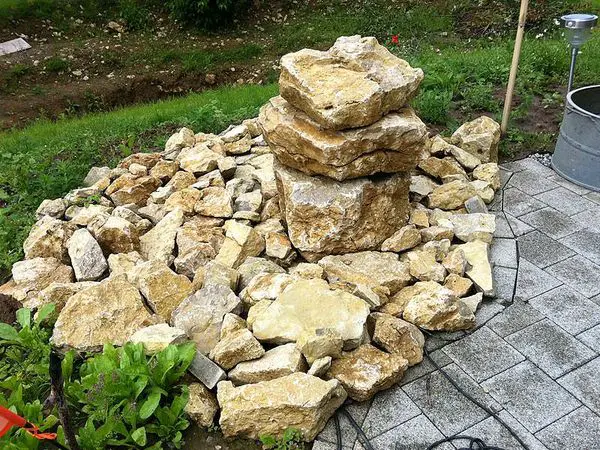 Quellsteine und Brunnen
